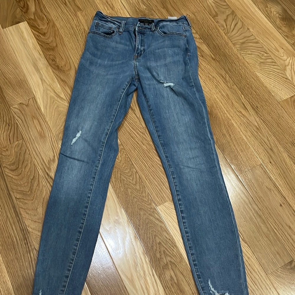 Banana republic size 26 skinny jeans with distress